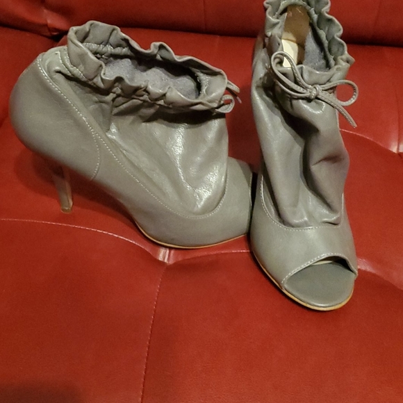 I have listed 6 pair of shoes and 2 pair of sandal - Picture 4 of 7